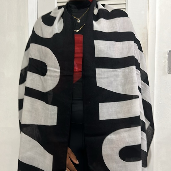 💯- New Authentic MOSCHINO
SCARF WITH LOGO - Picture 5 of 17